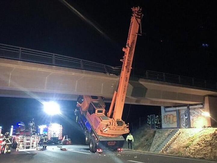 Ein Autokran ist mit ausgefahrenem Ausleger nahe der Autobahn-Anschlussstelle Holleben gegen eine Autobahnbrücke gefahren.