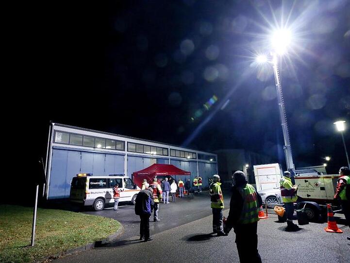 Menschen, die ihre Wohnungen verlassen mussten, warteten zum Beispiel in einer Halle der Mudra-Kaserne.