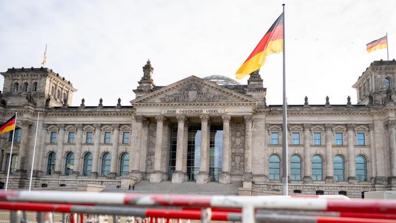 Absperrgitter stehen am Morgen vor dem Reichstagsgebäude.