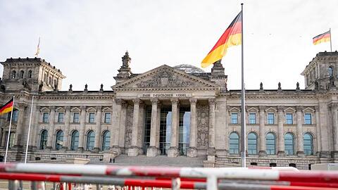 Absperrgitter stehen am Morgen vor dem Reichstagsgebäude.
