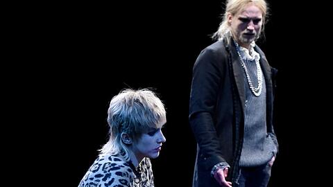 Schicksalstrunken: Gruschenka (Ruth Bohsung) und Dimitri (Anton Nürnberg).