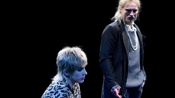 Schicksalstrunken: Gruschenka (Ruth Bohsung) und Dimitri (Anton Nürnberg).