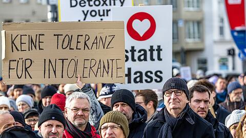 An der Demonstration in Cottbus nimmt auch Brandenburgs Ministerpräsident Dietmar Woidke (r, mit Brille u. Mütze) teil.