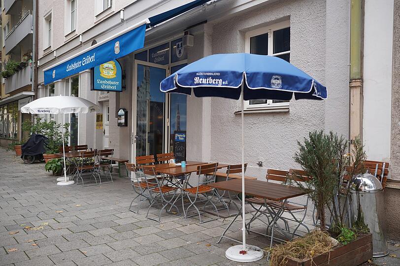 Seit mehr als 70 Jahren gibt es das Landshuter Stüberl in der Oberländerstraße in Sendling, schon. Seit mehr als 70 Jahren gibt es das Landshuter Stüberl in der Oberländerstraße in Sendling, schon.