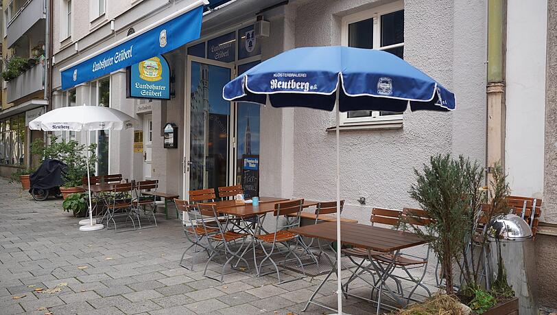 Seit mehr als 70 Jahren gibt es das Landshuter Stüberl in der Oberländerstraße in Sendling, schon. Seit mehr als 70 Jahren gibt es das Landshuter Stüberl in der Oberländerstraße in Sendling, schon.