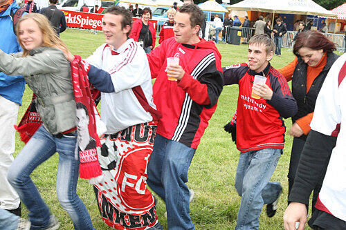 Polonaise in Richtung Aufstieg: Im Dauerregen auf der Wöhrder Wiese ließen die Fans vor der Großbildleinwand ihrer Freude freien Lauf.