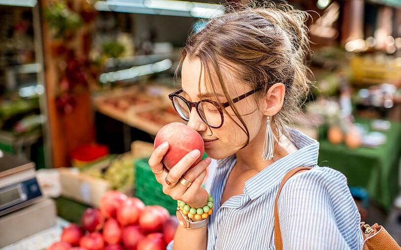Bei Pfirsichen lautet die Devise: Verlassen Sie sich auf Ihre Nase. Die Frucht ist umso reifer, je aromatischer und intensiver der Duft ist. Anhand der Farbe des Pfirsichs können Sie allerdings keine Schlüsse auf den Reifegrad des Pfirsichs ziehen. Bei Pfirsichen lautet die Devise: Verlassen Sie sich auf Ihre Nase. Die Frucht ist umso reifer, je aromatischer und intensiver der Duft ist. Anhand der Farbe des Pfirsichs können Sie allerdings keine Schlüsse auf den Reifegrad des Pfirsichs ziehen.