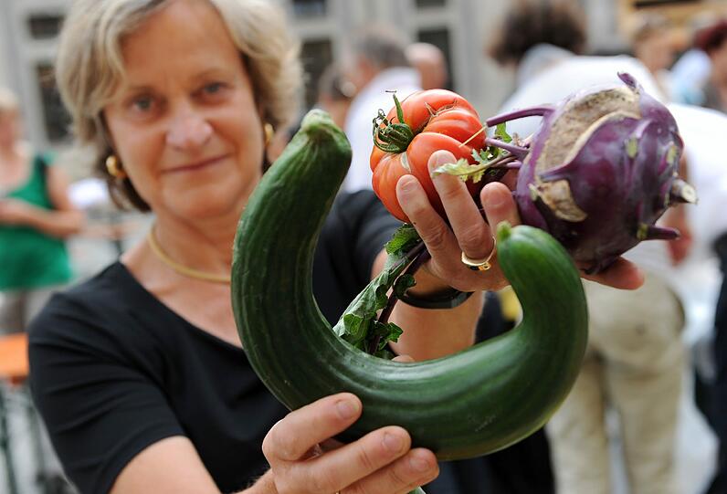 Andrea Lenkert-Hörrmann von der Organisation Slow Food Deutschland, hält bei der Aktion "Teller statt Tonne!" Gemüse, das krumm gewachsen oder mit eingerissener Haut nicht in den Handel gelangt wäre in ihren Händen.