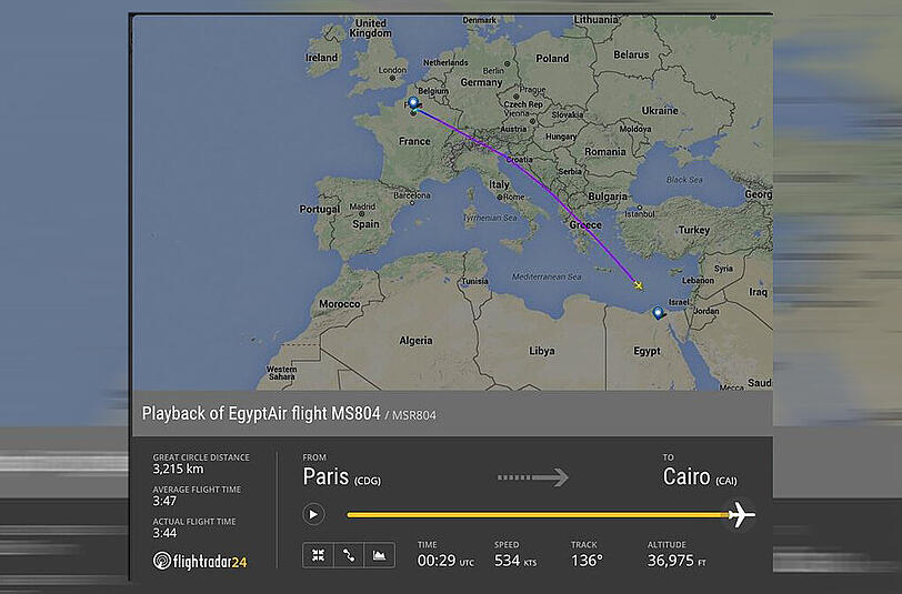 Ein Screenshot der Internetseite von flightradar24.com zeigt die Route des Airbus der Fluggesellschaft Egypt Air von Paris bis zum Verschwinden vom Radarschirm über dem Mittelmeer nördlich von Ägypten. Foto: flightradar24.com/dpa