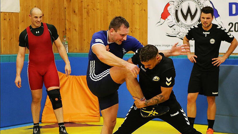 Wacker-Stürmer Sascha Marinkovic (r.) will Ringer Anton Losowik (l.) aushebeln.