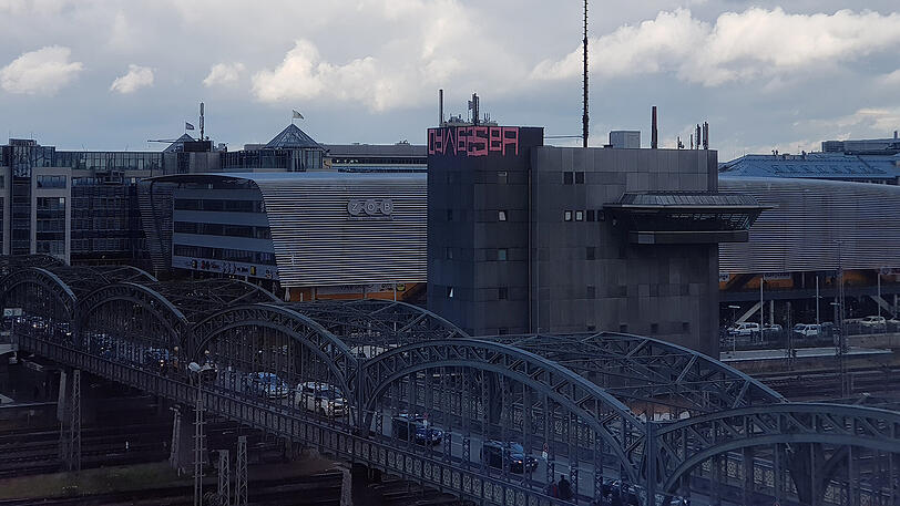 Der Urheber muss ein guter Kletterer sein: Dieses Graffiti-Tag klebt seit der Nacht auf Donnerstag am Stellwerk-Turm des Hauptbahnhofs an der Hackerbrücke.