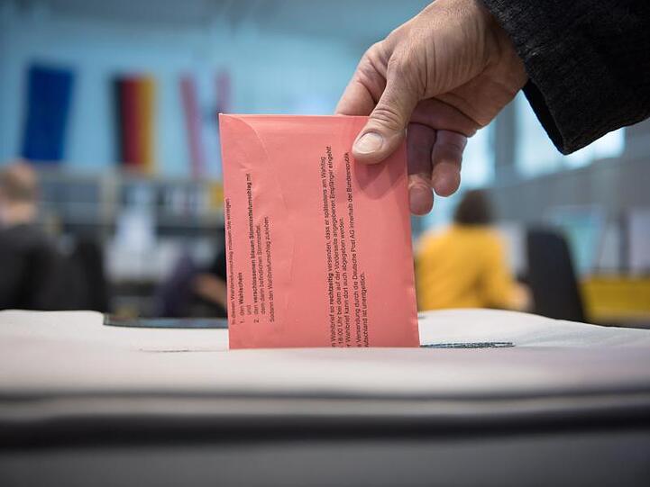 In einer Briefwahlstelle in Berlin nutzt ein Mann sein Stimmrecht zur Europawahl 2019.