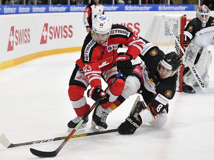 Tobias Fohrler (M) zog mit dem DEB-Team gegen die Schweiz den Kürzeren.