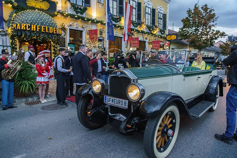 Andrea "Goldfisch" vom Badesee und Anastasia "Katzi" Wüllenweber kommen im Oldtimer.