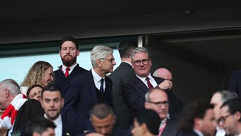 Arsenals Trainer-Legende Arsene Wenger und der britische Premierminister Sir Keir Starmer (hinten,r)