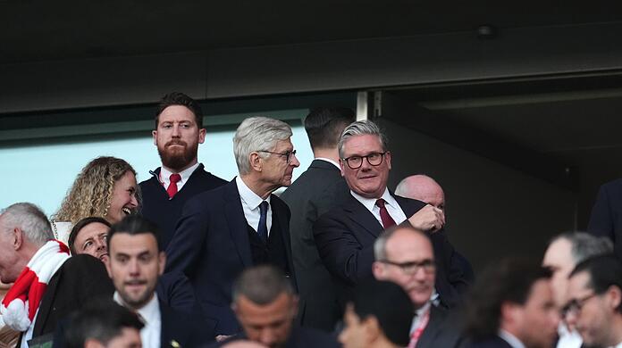 Arsenals Trainer-Legende Arsene Wenger und der britische Premierminister Sir Keir Starmer (hinten,r)
