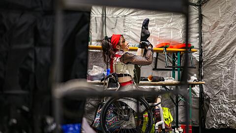 Nach dem Unfall glaubt sie vorerst, mit dem Zirkus abgeschlossen zu haben.