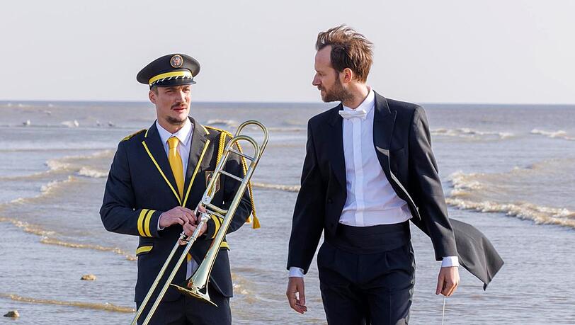 In der französischen Tragikomödie "Die leisen und die großen Töne" lernt Thibaut (Benjamin Lavernhe, rechts) seinen jüngeren Bruder Jimmy (Pierre Lottin) kennen. In der französischen Tragikomödie "Die leisen und die großen Töne" lernt Thibaut (Benjamin Lavernhe, rechts) seinen jüngeren Bruder Jimmy (Pierre Lottin) kennen.