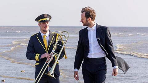 In der franz&ouml;sischen Tragikom&ouml;die "Die leisen und die gro&szlig;en T&ouml;ne" lernt Thibaut (Benjamin Lavernhe, rechts) seinen j&uuml;ngeren Bruder Jimmy (Pierre Lottin) kennen.