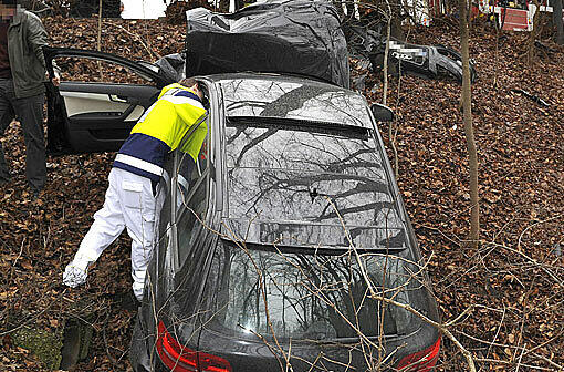 Der Fahrer dieses Audis wurde in seinem Auto eingeklemmt