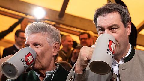 Auf eine friedliche Wiesn! OB Dieter Reiter und Ministerpräsident Markus Söder beim Anzapfen.