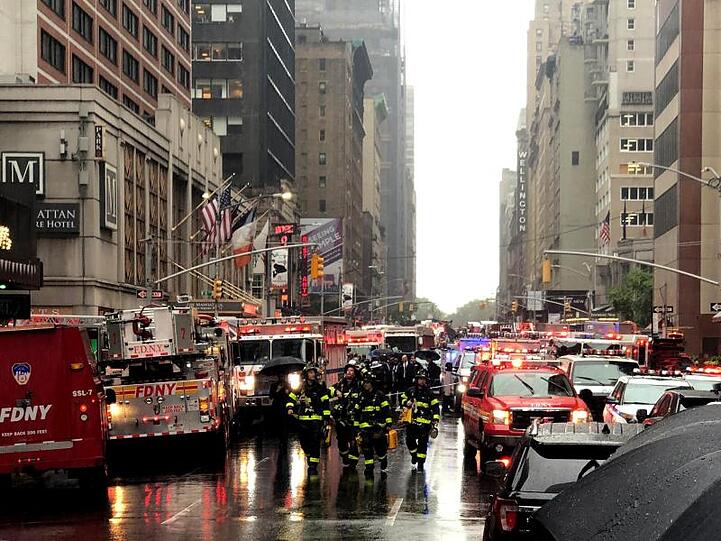 Polizei und Rettungskräfte sind in der Nähe des Unglücksortes mitten in Manhattan im Einsatz.