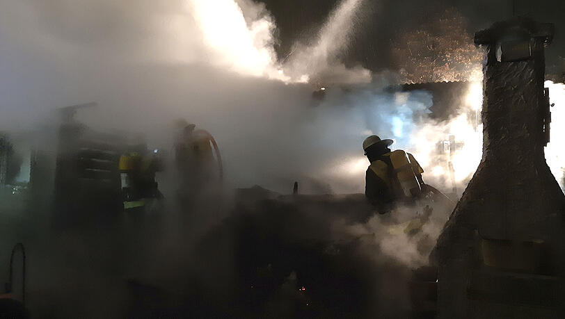 Die Feuerwehr kämpft sich am Einsatzort durch den Rauch. Die Feuerwehr kämpft sich am Einsatzort durch den Rauch.