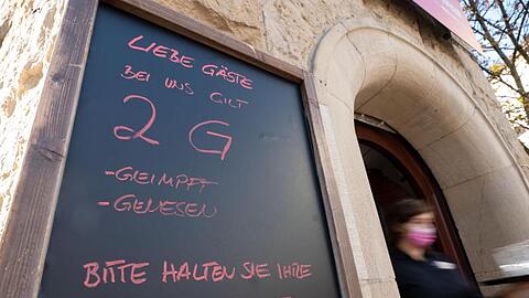 An einem Restaurant im Stuttgarter Westen hängt ein Schild mit dem Hinweis auf die 2G-Regel.