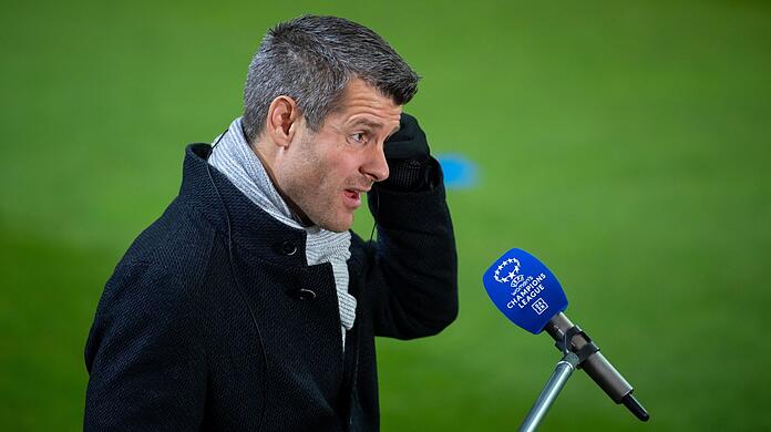 Trainer Jens Scheuer von München gibt vor dem Spiel ein Interview.