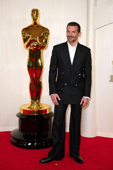 Bradley Cooper: Die coole Schlaghose und die blauen Knöpfe als "Accessoire" von Louis Vuitton stehen dem Schauspieler definitiv gut. Ein Hammer-Look. Zu den Oscars hätte ich aber noch eine Fliege – gern in passendem Blau – aus dem Schrank geholt.