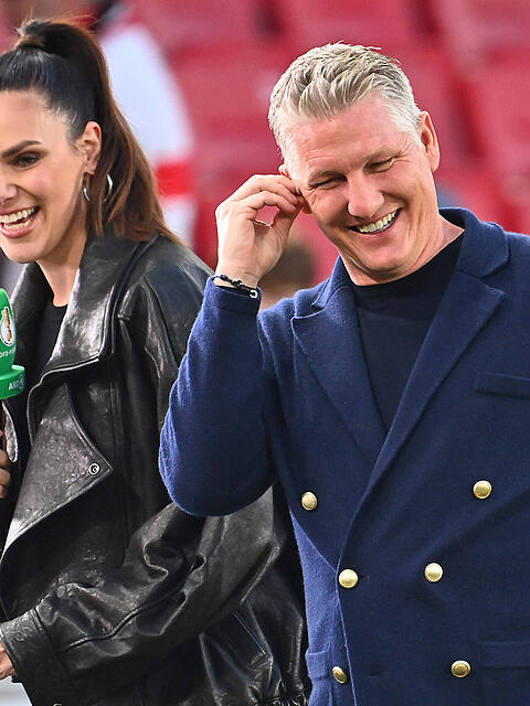 "Wir lachen &uuml;bereinander, und &uuml;ber uns selbst!", sagt Esther Sedlaczek &uuml;ber ihre Arbeit mit Bastian Schweinsteiger.