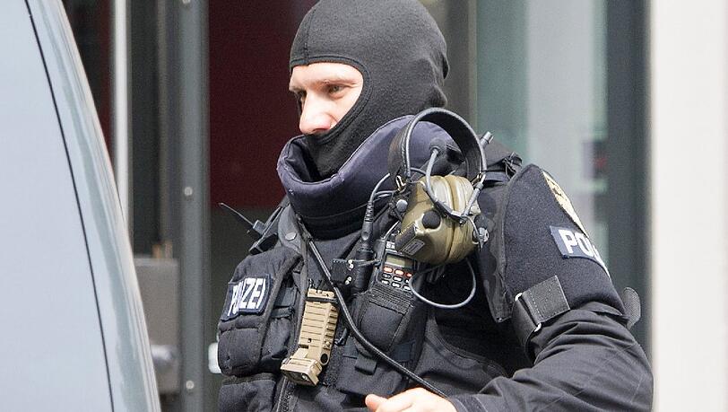 Bei einem SEK-Einsatz der Polizei wird eine Frau durch eine Blendgranate verletzt. Bei einem SEK-Einsatz der Polizei wird eine Frau durch eine Blendgranate verletzt.