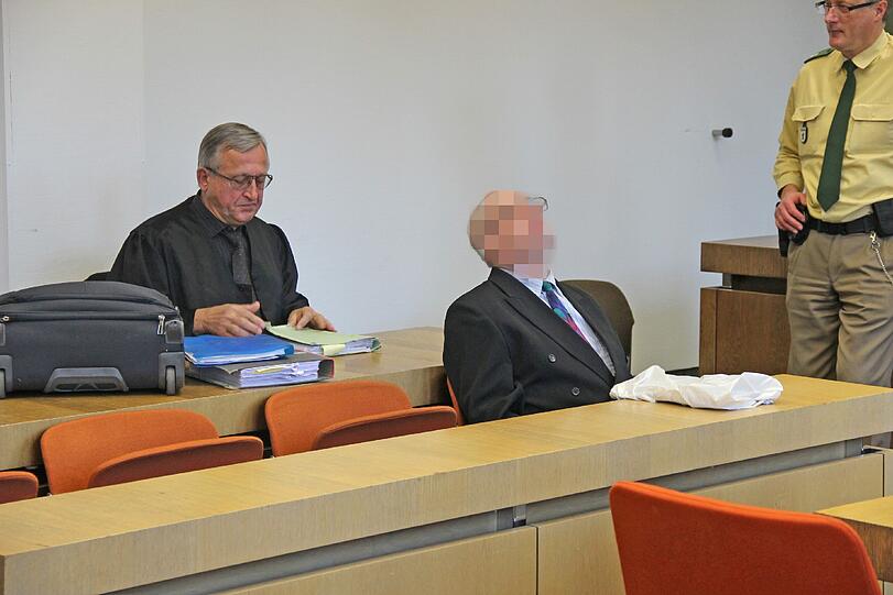 Versuchter Totschlag: Der Angeklagte Hans P. mit seinem Anwalt Franz Xaver Wittl.