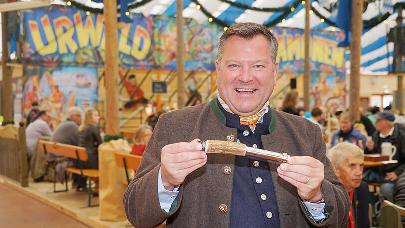 "Hirschfänger sind auf der Wiesn verboten, aber das ist hier ist ein Flachmann. Allerdings habe ich keinen Schnaps drin, sondern Wasser. Das sorgt auch für Erheiterung bei den Mitarbeitern der Einlasskontrolle."
