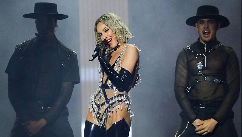 Tamta singt in einem Lack-Dress für Zypern - und kommt weiter. Tamta singt in einem Lack-Dress für Zypern - und kommt weiter.