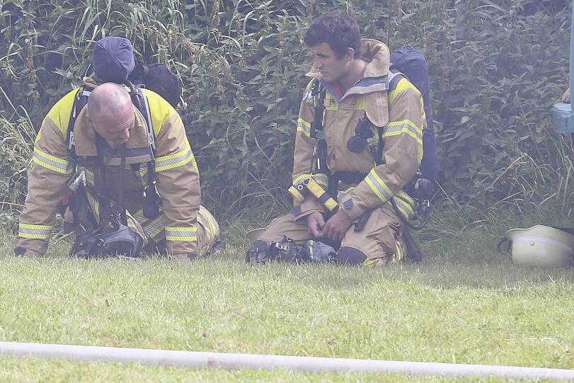 Etwa zehn Feuerwehren aus den Landkreisen Tölz, Starnberg und Weilheim bekämpften den Großbrand in der Nähe des Ostufers vom Starnberger See.