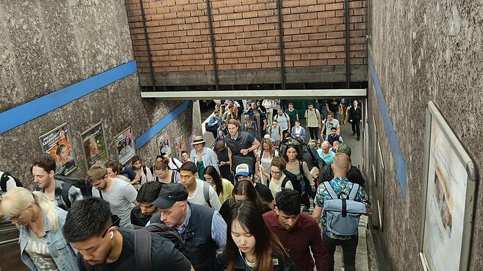 Fahrgäste auf dem Weg zum Ersatzverkehr am U-Bahnhof Goetheplatz.