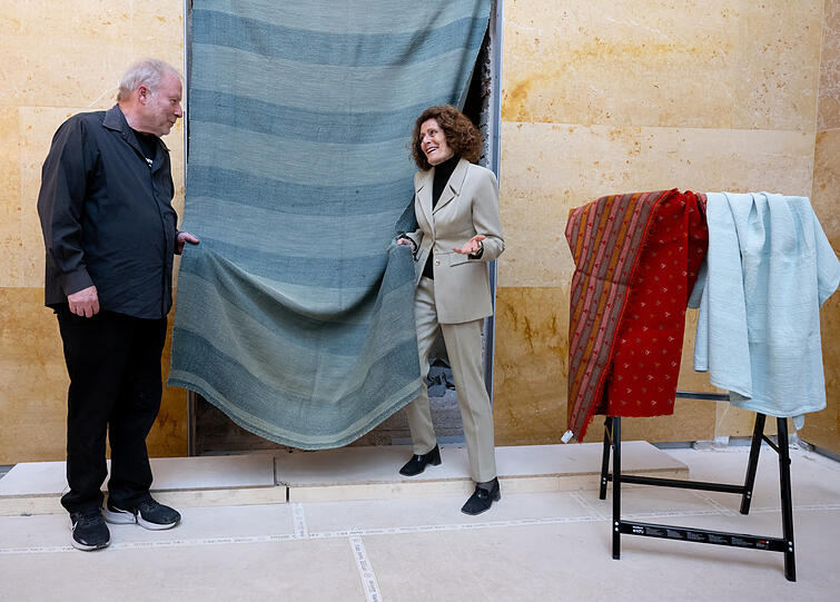 09.04.2025, Bayern, München: Ariel Aloni, Enkelsohn der Bauhaus-Künstlerin Gunta Stölzl, und Rachel Salamander, Verein Synagoge Reichenbachstraße e. V., nehmen an einer Pressekonferenz zur Übergabe originaler Bauhaus-Stoffe für den Thoraschrein der Synagoge in der Reichenbachstraße teil.