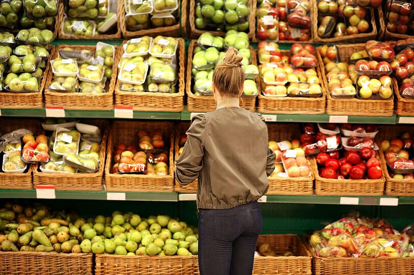 Schon beim Einkaufen ist es wichtig, auf Frische und Haltbarkeit zu achten. Obst und Gem&uuml;se mit Druckstellen oder Sch&auml;den sollten entweder sofort gegessen oder getrennt gelagert werden. Vor dem Kauf und Verzehr lohnt sich ein genauer Blick, um Schimmel zu vermeiden. Auch w&auml;hrend der Lagerung hilft eine regelm&auml;&szlig;ige Kontrolle, um befallene Lebensmittel fr&uuml;hzeitig zu erkennen.
