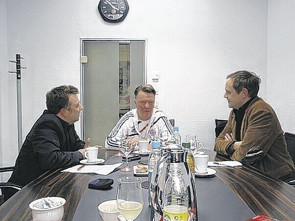 Louis van Gaal im Interview mit Gunnar Jans (l.) und Michael Schilling