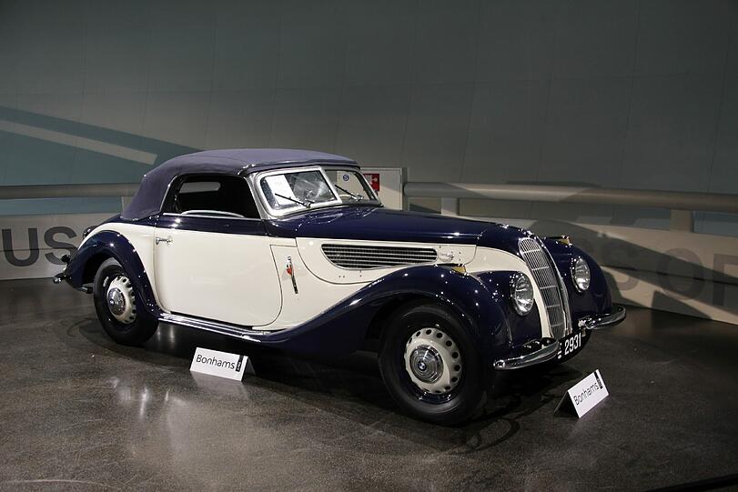 So viele schöne Autos und Motorräder: Das überwiegend männliche Publikum, das ins BMW-Museum gekommen ist, staunt andächtig.