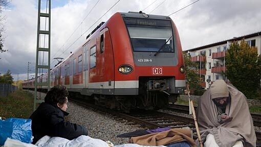Eine Gruppe von Bettlern hat am Donnerstagmorgen weite Teile des Münchner S-Bahnsystems lahmgelegt. (Symbolfoto) Eine Gruppe von Bettlern hat am Donnerstagmorgen weite Teile des Münchner S-Bahnsystems lahmgelegt. (Symbolfoto)