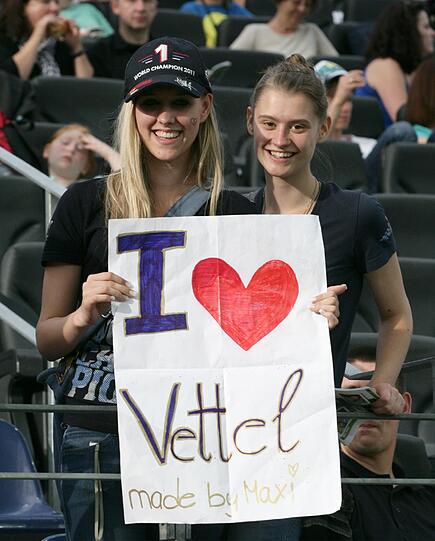 Daniela Katzenberger auf dem Fußballplatz? Das passt bei vielen nicht ins Bild - dennoch machte die Soap-Queen in Frankfurt beim Benefizturnier des Formel 1-Teams "Nazionale Piloti" eine gute Figur am Ball. Mit dabei waren neben den Motorsport-Stars um Michael Schumacher und Sebastian Vettel auch zahlreiche weitere Promis wie Elton, Tim Bendzko, Sven Hannawald, Mark Keller, Birgit Prinz, Giovanni Zarella auf dem Platz unterwegs. Sehen Sie hier die besten Bilder.
