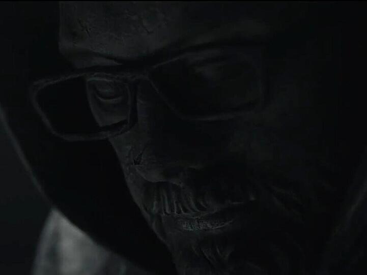 Sido tritt in seinem Video als steinerne Statue auf