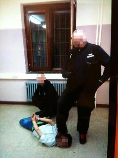Das undatierte Handout der Polizei zeigt zwei Sicherheitsleute, die in der ehemaligen Siegerland-Kaserne in Burbach (Nordrhein-Westfalen) einen am Boden liegenden Flüchtling misshandeln. In der Notunterkunft soll es gewalttätige Übergriffe privater Sicherheitskräfte auf Flüchtlinge gegeben haben.
