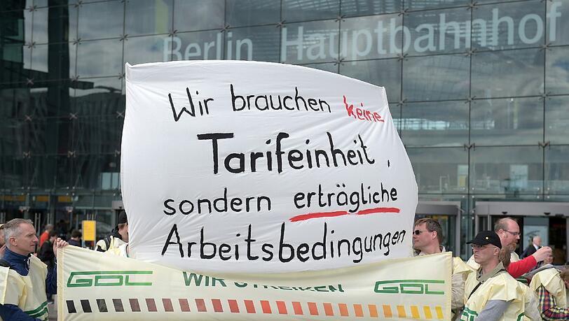 Das geplante Tarifeinheitsgesetz dürfte etwa der Lokführergewerkschaft GDL Probleme bereiten. Das geplante Tarifeinheitsgesetz dürfte etwa der Lokführergewerkschaft GDL Probleme bereiten.