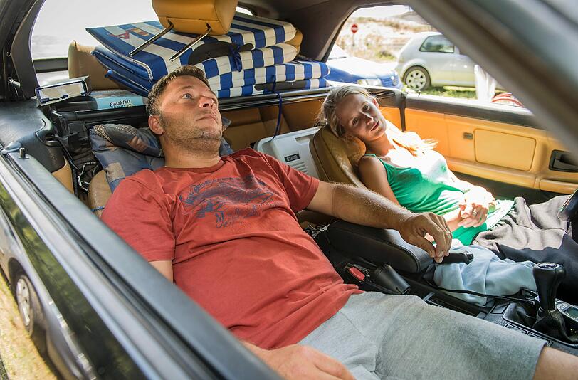 Sven Hossalla und Freundin Lisa Metzler warten schon seit einer Woche auf ihren Hund Flecki, der auf einem Rastplatz auf der Autobahn A 8 weggelaufen ist.