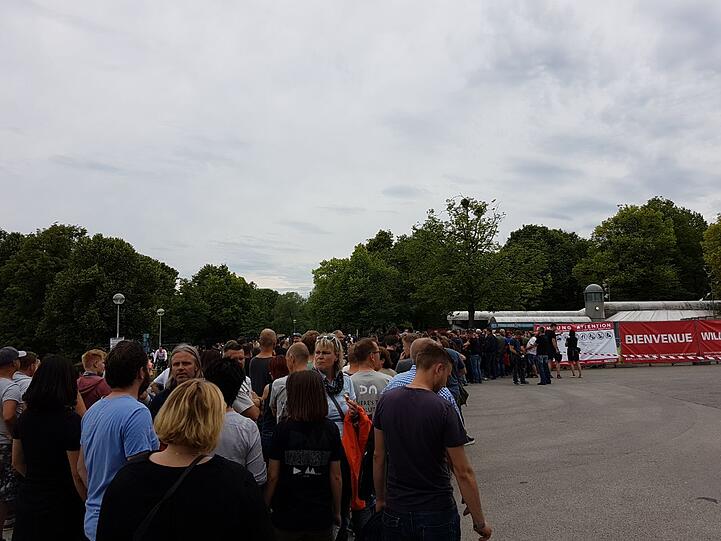Die ersten Eindrücke vom Konzert: Alle Depeche-Mode-Fans müssen sich strengen Sicherheitskontrollen unterziehen lassen.