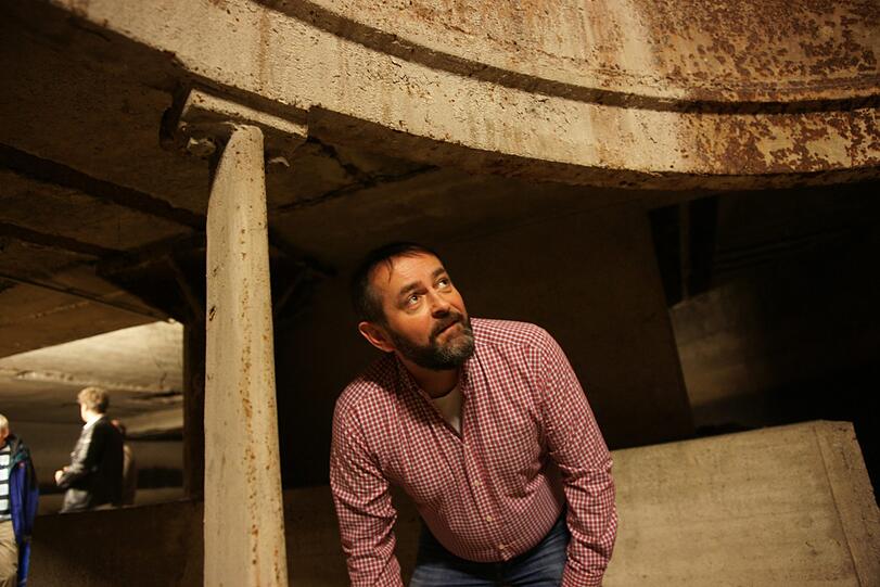 Verleger Christoph Konrad vor den erhaltenen Resten des Kraftwerks.