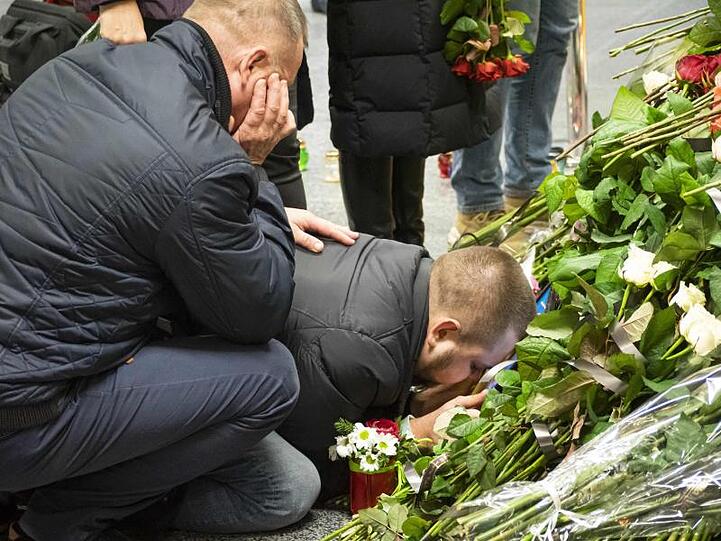 Angehörige der Opfer trauern am Flughafen von Kiew.
